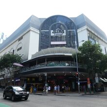 エリザベス ストリートからメインエントランスを眺める