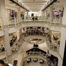中央吹き抜けの周りに専門店が並んでいます