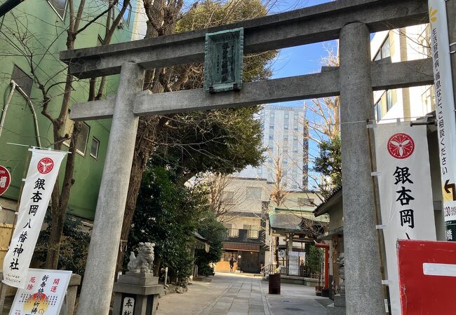 浅草橋駅を出てすぐの場所にある神社