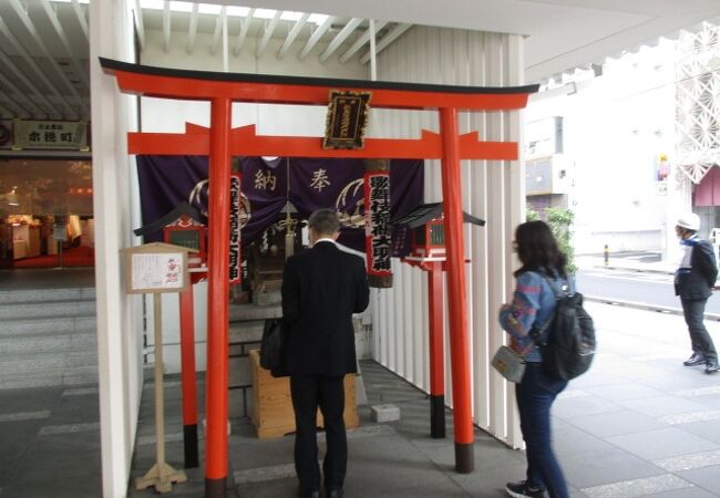 赤鳥居の奥に祠があります。