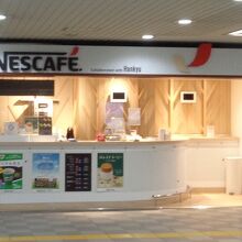 阪急宝塚線岡町駅構内にあるネスレのコーヒースタンド