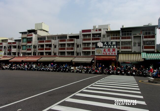 朝からおおくの人が訪れています。