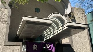 モダンで周囲に溶け込んでいる