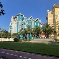 グランド越しのホテル