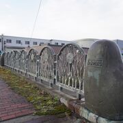 運河と海をつなぐ水路に架かる橋