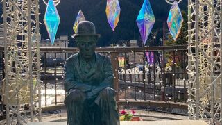 下呂温泉街に立つチャップリン像！なんか物憂げでなんか違和感