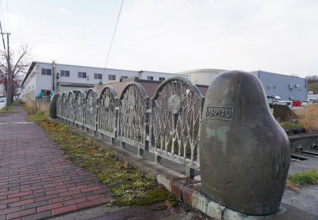 運河と海をつなぐ水路に架かる橋