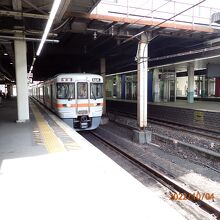 金山総合駅では2番ホームで