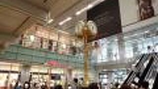 東西に細長い名古屋駅の中央コンコースの東側にあります