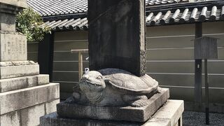 毘沙門堂のすぐ近くにある「尊勝陀羅尼の碑」