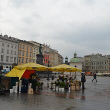 雨模様の広場