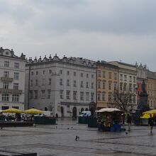 雨模様の広場