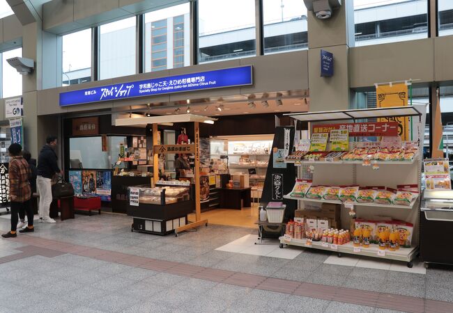 松山空港で大きな本のオブジェを発見！ 写真スポットにもなって