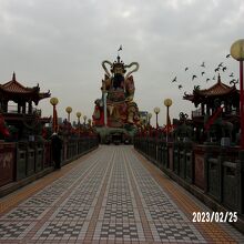 奥の強大な像です。