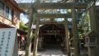 参道を外れたところにある。