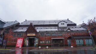 「半額専門店」と書かれた目立つ看板があって