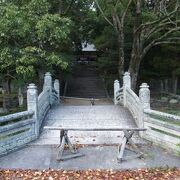 神社の前に移築された石橋
