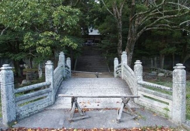 神社の前に移築された石橋