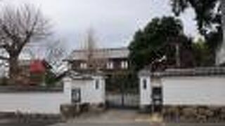 御香宮神社表門の隣にあります。