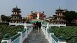 左営の蓮池潭の湖上にある建物です。