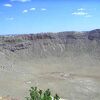 ハーレーにまたがり、溶岩流跡と並走しながら向かった巨大隕石の直径1.3キロクレーター！