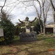 境内にはお相撲さんの像がありました。