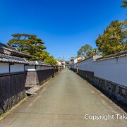 なまこ壁と呼ばれる土塀が美しい建物が多く存在しています