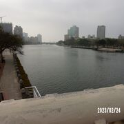 高雄の町の西側を南北に流れています。