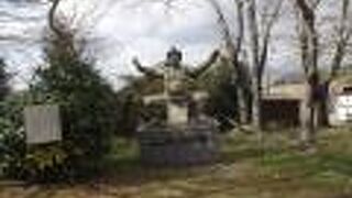 境内にはお相撲さんの像がありました。