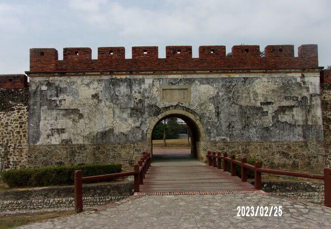 鳳山県旧城の東側にある城門です。