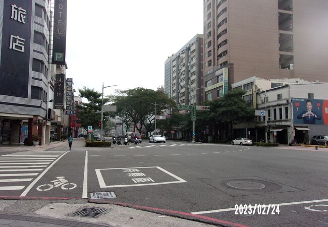 高雄駅の南側にある東西に通る大通りです。