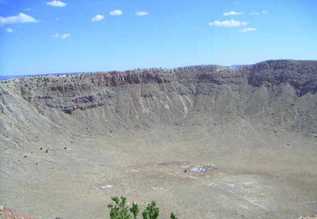 ハーレーにまたがり、溶岩流跡と並走しながら向かった巨大隕石の直径1.3キロクレーター！
