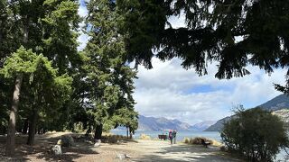 湖に突き出した岬の公園