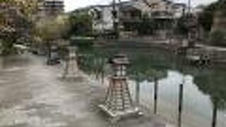 濠川にある桟橋や灯篭は映画のセットのように感じました