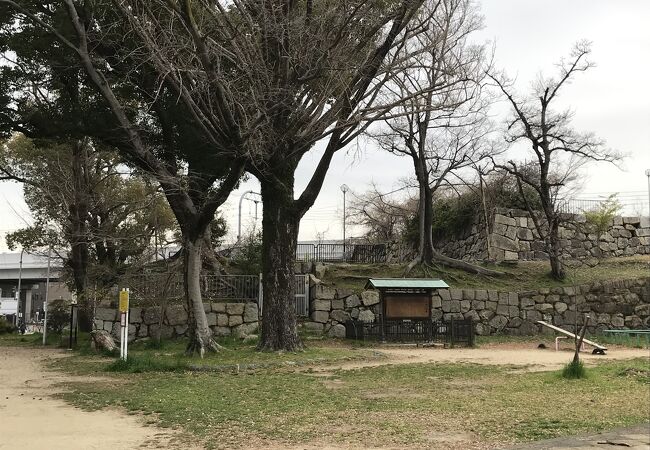 江戸時代に徳川秀忠の命によって松平定綱が築いた城跡