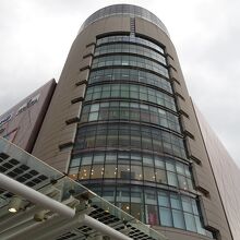 小倉駅前に建っています