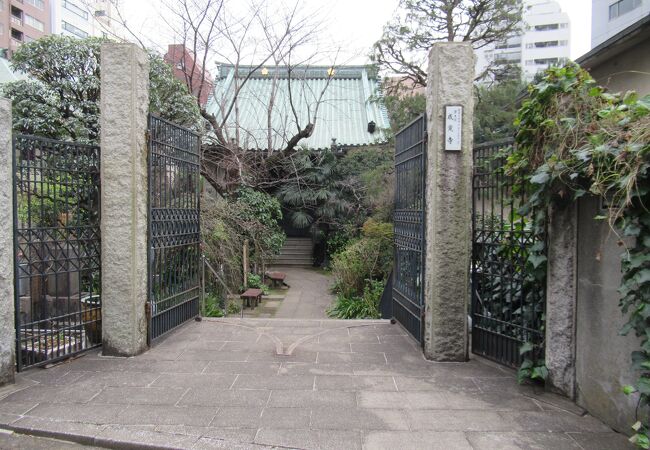 恋川春町の墓がある