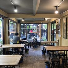 開店前からお客さん（我々はインサイドで）