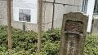 石碑と案内板。