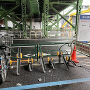 鍛冶橋という橋は今はありません。東京駅の南側を東西に走る道。