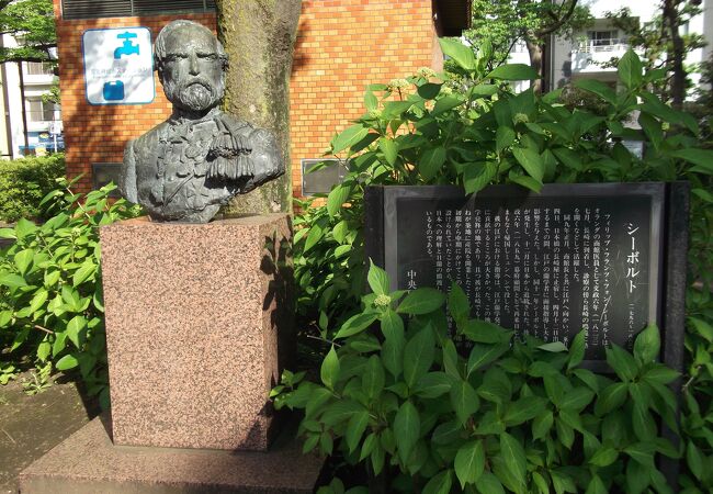 江戸蘭学発祥の地に建つシーボルト像
