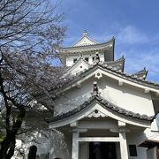 再建された建物があります