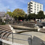 神社のそばにあります