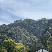 ロープウェーで登ることもできます