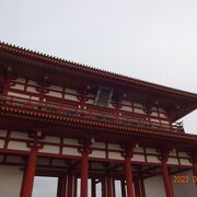 平城京跡歴史公園の南側にあります。