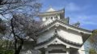 再建された建物があります