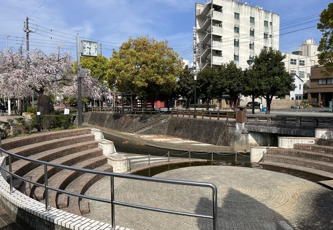 神社のそばにあります