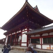 「東大寺大仏殿」の正面に建っている大きな楼門です。