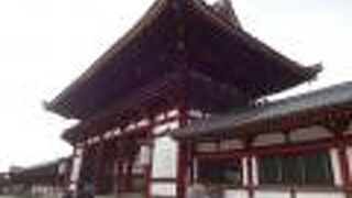 「東大寺大仏殿」の正面に建っている大きな楼門です。