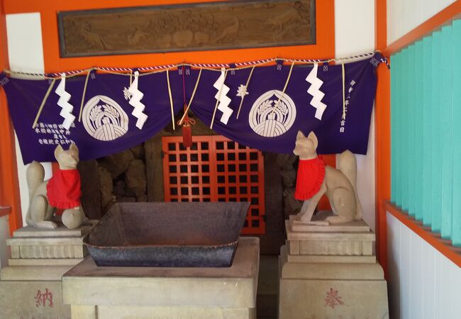 根津神社の境内にあります。